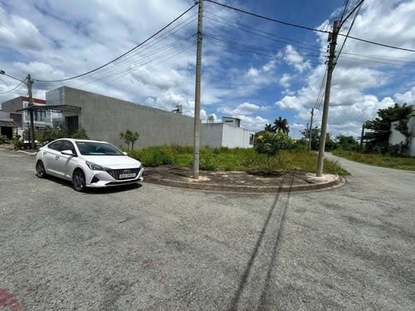 Bán Lô Góc 137m2 KDC Tỉnh Uỷ, P4, TP Tân An, Đối Diện Công Viên, Giá Chỉ 2.35 Tỷ