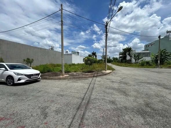 Bán Lô Góc 137m2 KDC Tỉnh Uỷ, P4, TP Tân An, Đối Diện Công Viên, Giá Chỉ 2.35 Tỷ